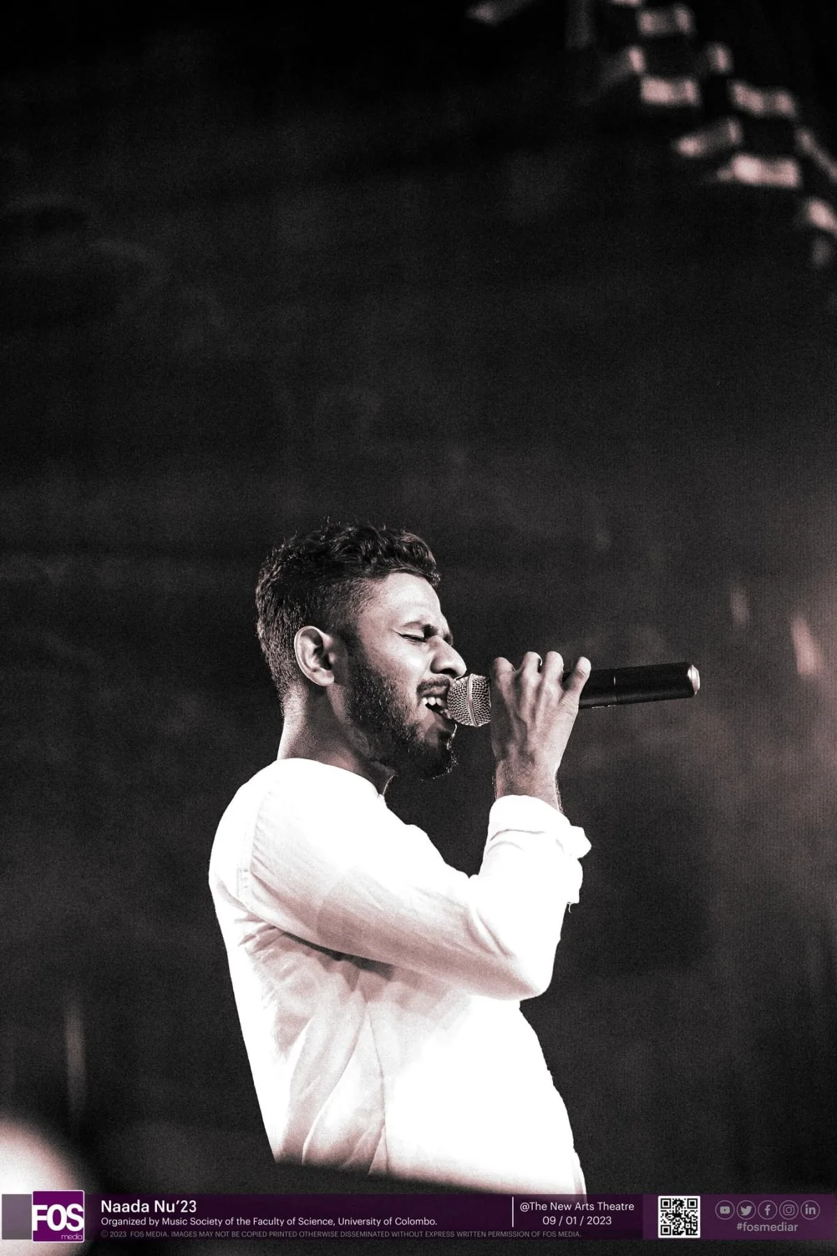 Black-and-white portrait of Sahan singing on stage at Naada Nu 23