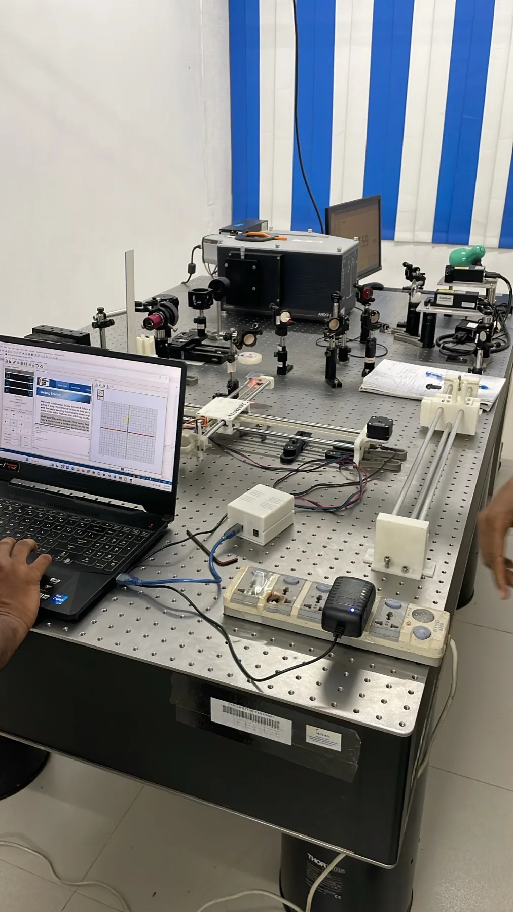 Raman laboratory workstation with optical bench and acquisition computer
